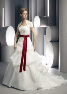 Gaun pengantin dengan tali pinggang nipis dan tunduk