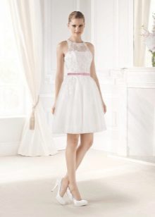 Gaun pengantin pendek dengan kancing bulat