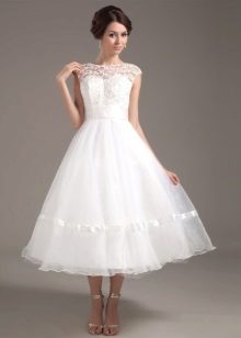 فستان زفاف قصير مع الدانتيل أعلى