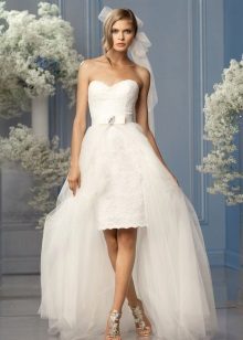 Gaun pengantin pendek dengan skirt tulle