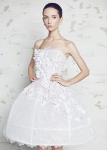 Gaun pengantin pendek, dihiasi dengan bunga