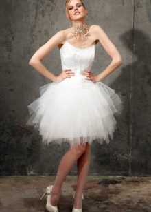 Gaun pengantin pendek dengan tutu yang lembut