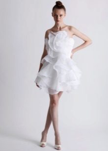 فستان زفاف قصير مع الأقمشة