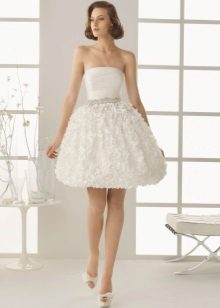 Gaun pengantin pendek dan megah dengan ruffles di atas skirt