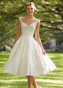 Gaun pengantin dengan rok yang lembut dan lembut