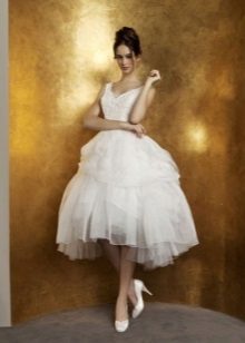 Gaun pengantin yang pendek dengan skirt berbulu bertingkat