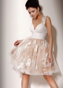 Vestido corto de novia con una falda esponjosa y estampado floral.