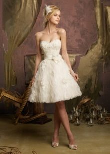 فستان زفاف قصير مع تنورة مزينة