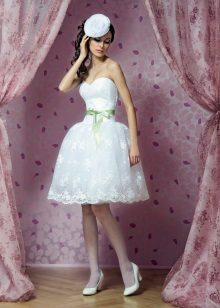 تنورة الزجاج في فستان زفاف قصير