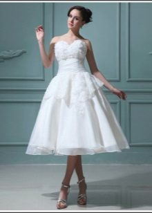 Gaun pengantin pendek dengan basky