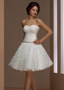 Gaun pengantin pendek dengan bunga di atas rok