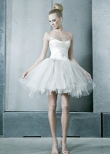 Gaun perkahwinan pendek dengan skirt tutu