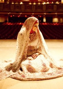 Vzorované muslimské svatební šaty