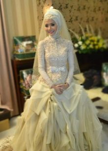 Musulmonų vestuvių suknelė su pūkuotu sijonu
