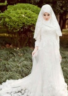 Baltos spalvos musulmonų vestuvių suknelė