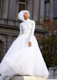 Europese trouwjurk met golf voor een islamitische bruid