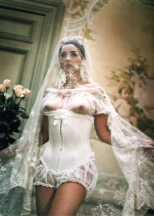 Pakaian perkahwinan terang Monica Beluchi