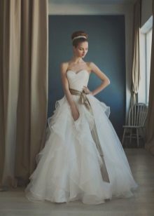 Magnífico vestido de novia de Natasha Bovykina