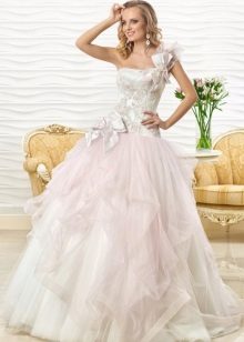 Pakaian perkahwinan merah jambu dari Oksana Mucha