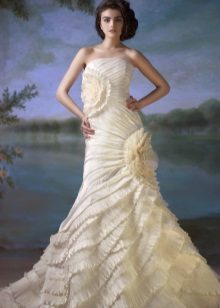 Váy cưới có diềm xếp nếp của Svetlana Lyalina