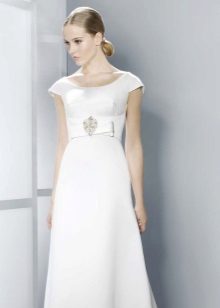 Gaun pengantin dengan leher bulat