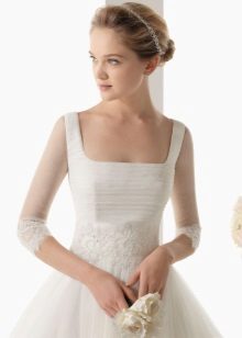 Garis leher persegi pada pakaian pengantin yang sederhana