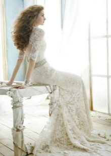 Gaun pengantin dengan tangan renda