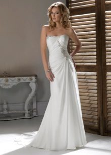 Gaun pengantin panjang dengan bahu terbuka