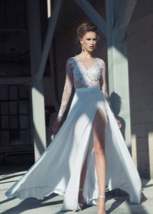 Gaun pengantin dengan celah