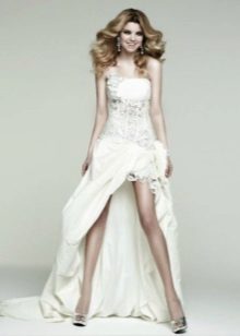 Gaun pengantin mini dengan gelung