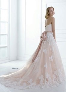 שמלת חתונה עם גב פתוח