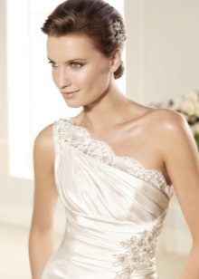 Gaun pengantin dalam gaya Yunani dengan kerja terbuka