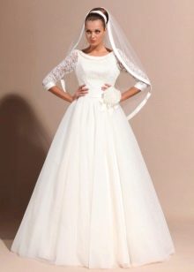 Gaun pengantin dengan lengan renda cantik