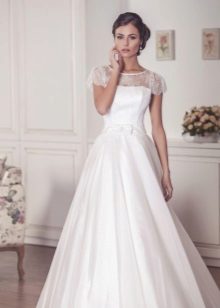 Gaun pengantin yang berbulu dengan lengan pendek lace