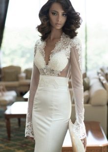 Gaun pengantin dengan appliqué lace pada lengan