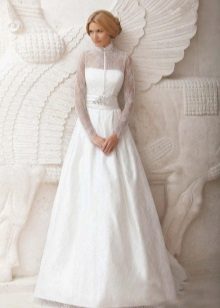 فستان زفاف بأكمام الدانتيل على شكل A