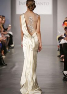 Gaun pengantin dalam gaya Yunani dengan kain tirai di belakang