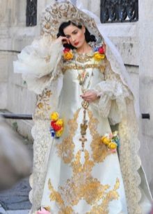 Gaun pengantin dalam cahaya gaya Rusia