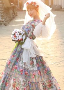 Spalvinga vestuvinė suknelė rusų stiliaus