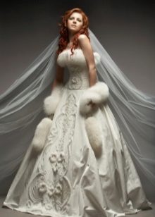 Gaun pengantin dengan bulu
