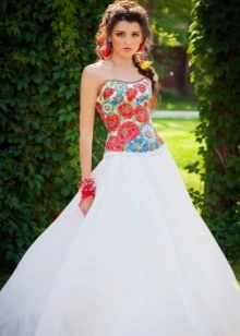 Gaun pengantin dalam gaya Rusia dengan poppies