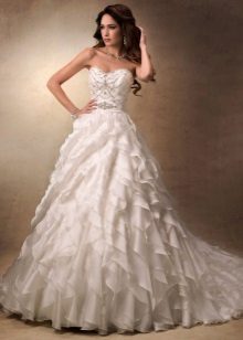 Gaun pengantin dengan pakaian