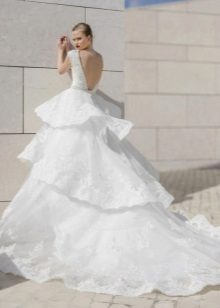 Bryllupskjønn kjole med et flertallskjørt og tog
