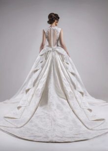 Vestuvių puiki suknelė su dekoruota kilpa