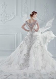 Gaun pengantin dengan kereta api berlian buatan yang dijahit