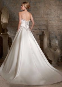 Gaun pengantin yang indah dihiasi dengan rhinestones
