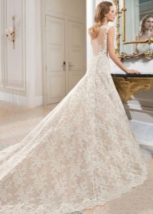 Gaun pengantin yang diperbuat daripada renda dengan bulu megah