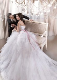 Gaun pengantin yang cantik dengan bulu udara