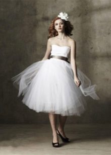 Gaun perkahwinan pendek dengan skirt penuh