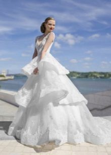 Gaun pengantin yang megah dengan skirt berlapis